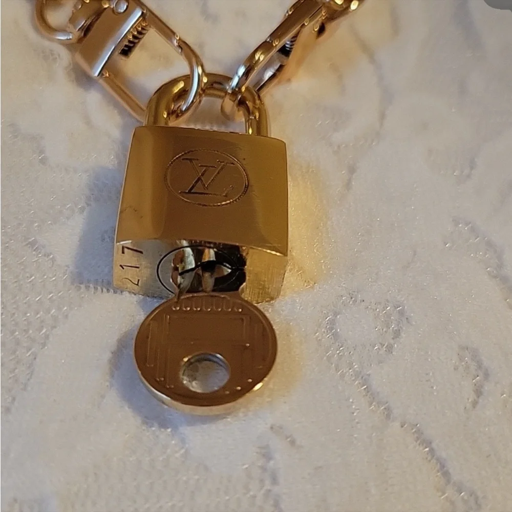 Louis Vuitton lock and key with unbranded chain
#217 Vintage - Picture 2 of 3